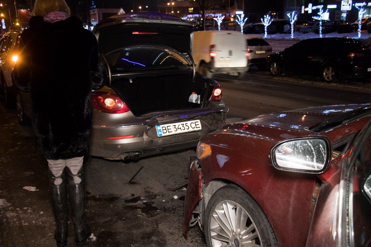 Водитель автомобиля Ford Fusion во время движения засмотрелся в мобильный телефон Водитель автомобиля Ford Fusion во время движения засмотрелся в мобильный телефон