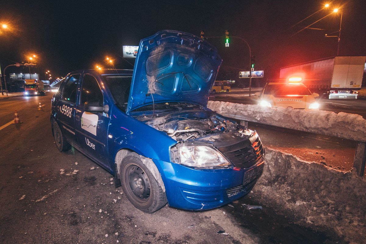 В ночь на 19 декабря в Киеве на Харьковской площади произошло масштабное ДТП