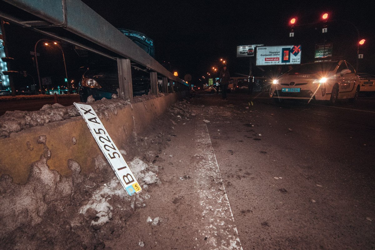 От удара водитель такси вылетел из машины через окно