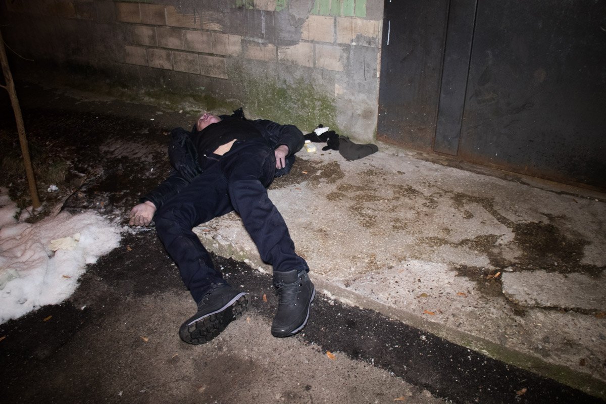 Возле у входа в подъезд дома по адресу улица Юности, 4 обнаружили бездыханное тело мужчины