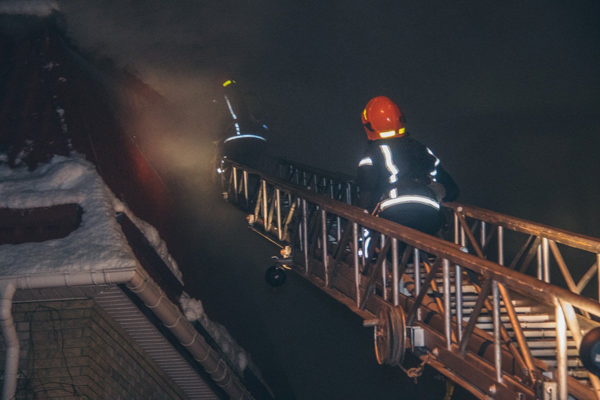 Огонь охватил крышу здания на площади 50 квадратных метров