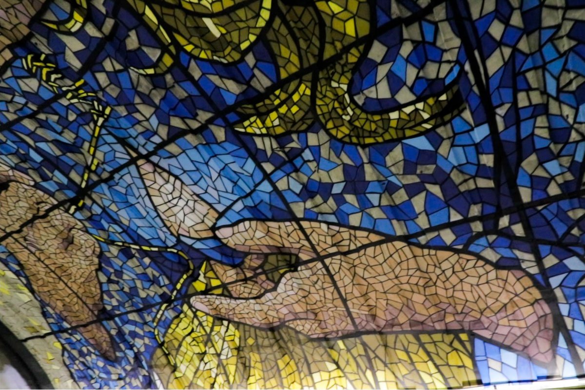 Мурал выполнен в цветах флага Украины и означает путь Украины к самоидентичности