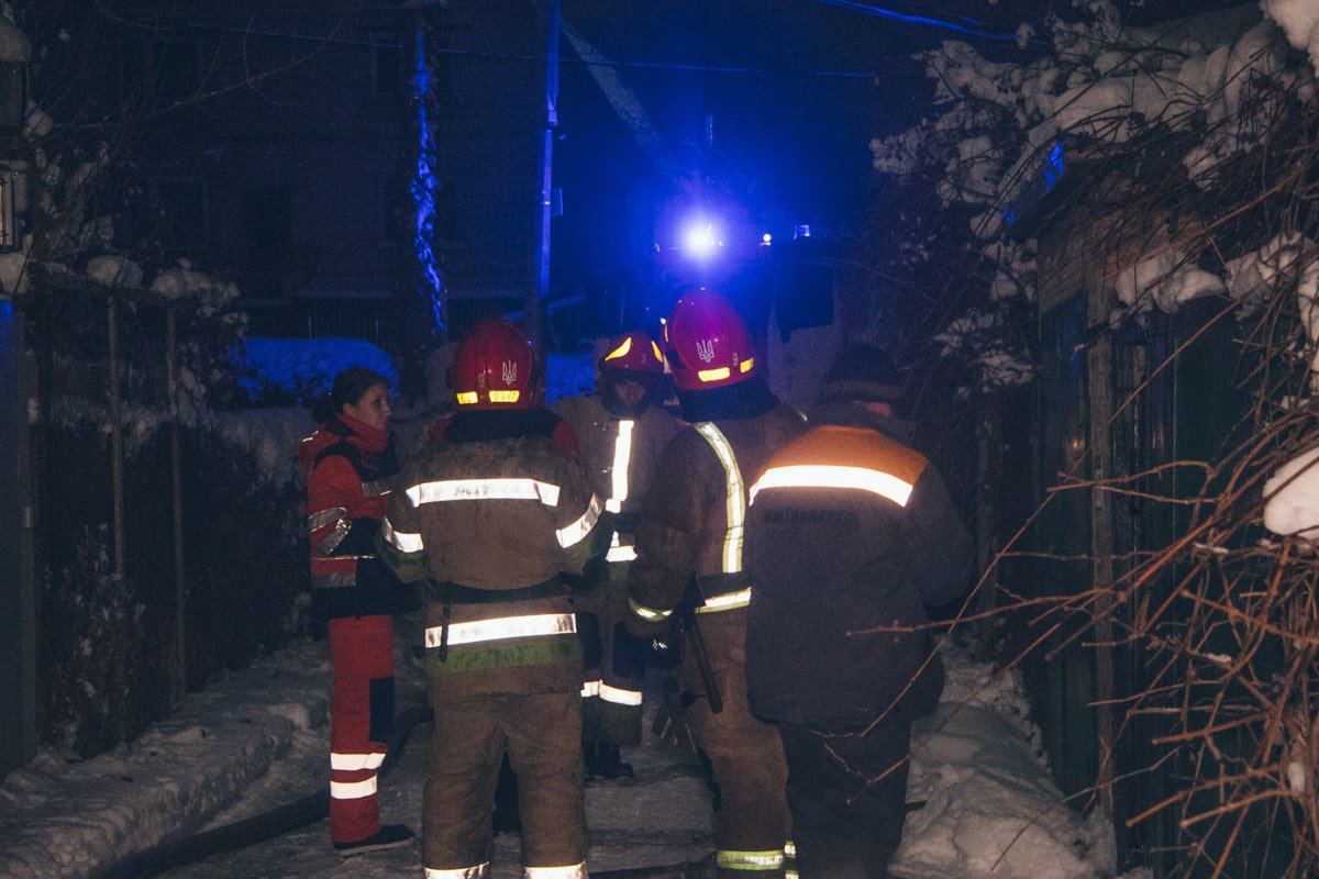 В 00:58 сотрудникам ГСЧС удалось локализовать возгорание на площади 60 квадратных метров и не дать огню распространиться на соседние дома