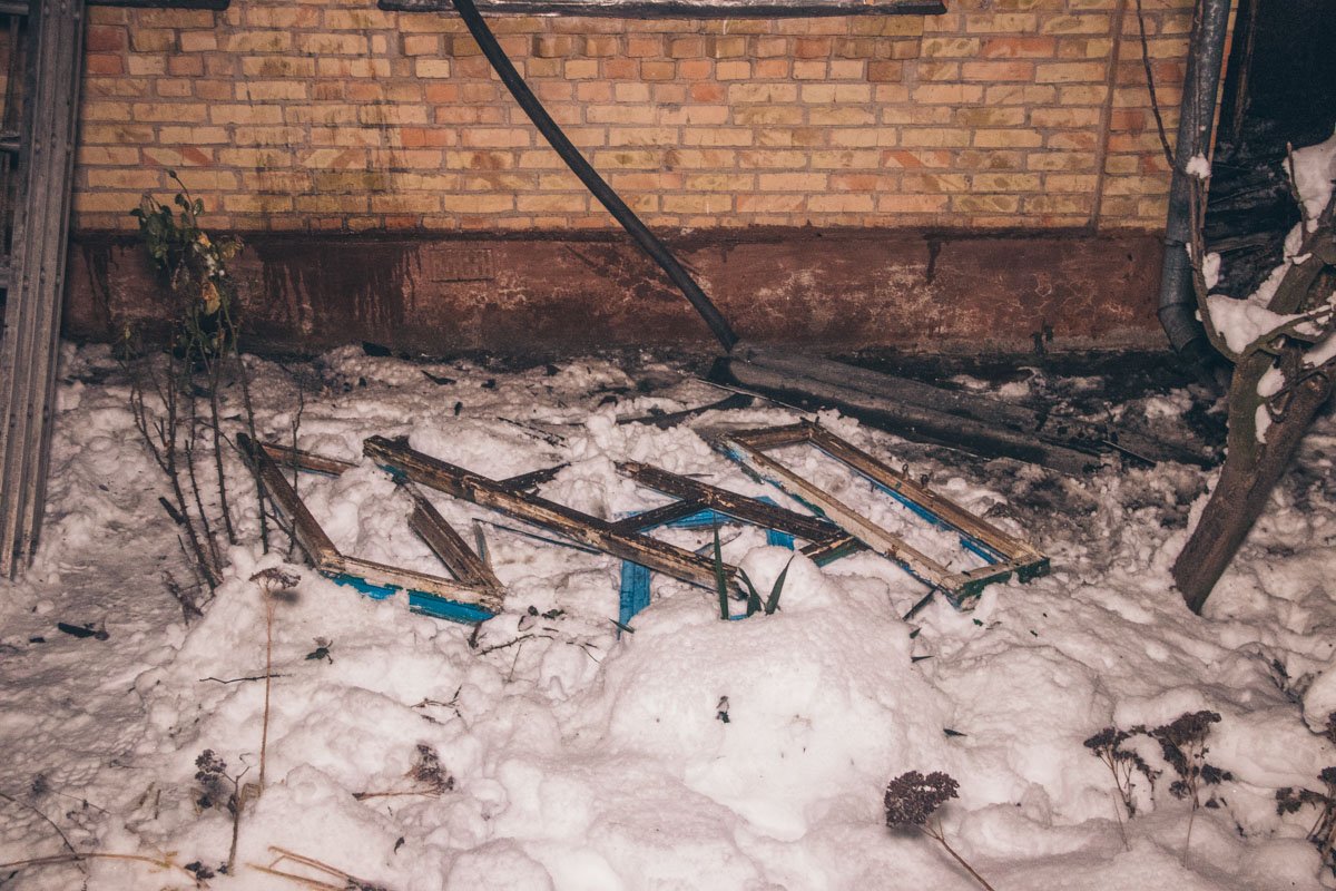 Чтобы пролить тлеющие деревянные конструкции, пожарные практически полностью разобрали крышу дома