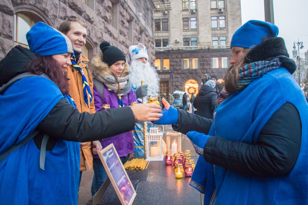 Участники парада дарили всем желающим частичку огня Мира из Вифлеема