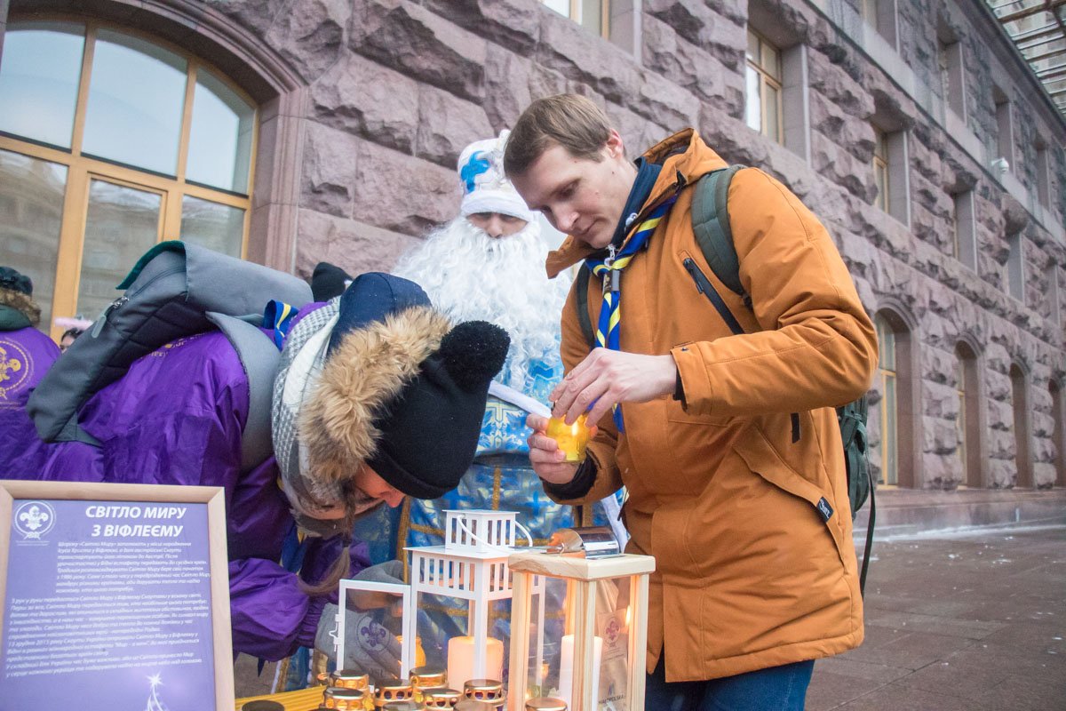 Организаторы сообщили, что в мероприятии принимают участие волонтеры общественных организаций и скауты