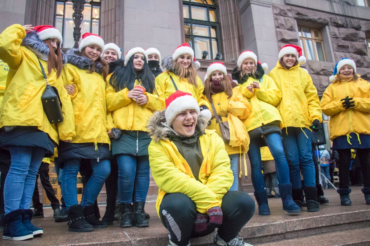 Одетые в новогодние костюмы участники сосредоточились возле входа в Киевскую городскую администрацию