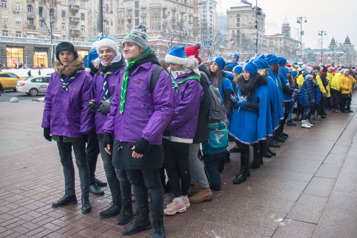 олонтеры в рамках акции поздравляют детей, которые переехали в Киев из зоны АТО, которые попали в тяжелые жизненные ситуации, многодетные и малообеспеченные семьи