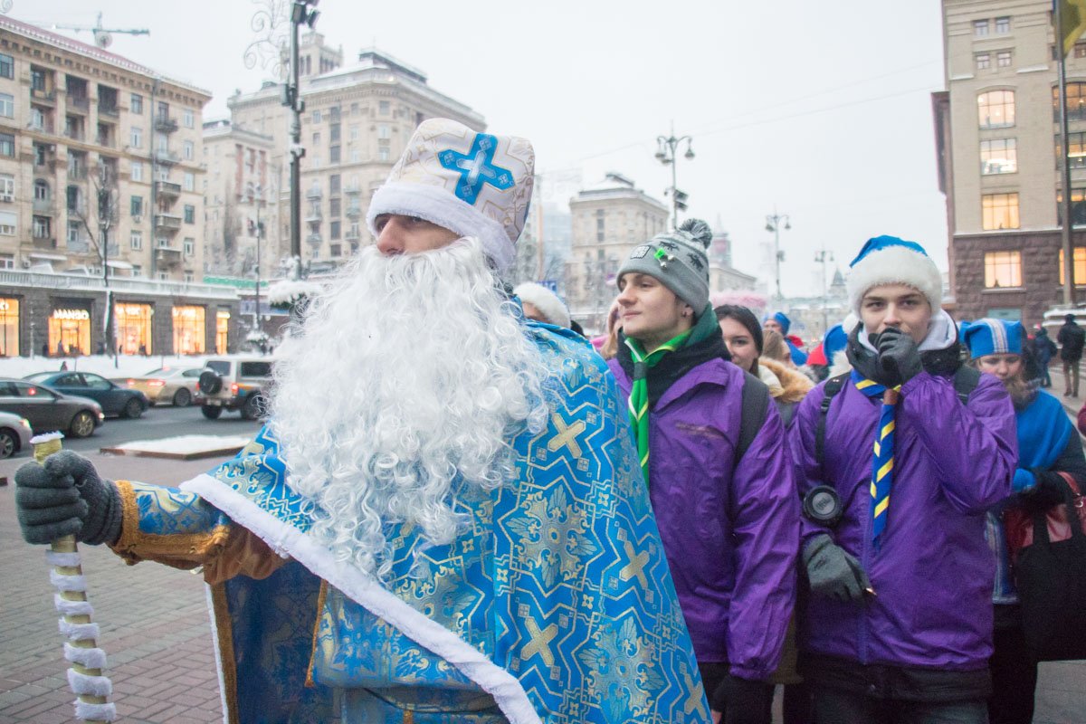 Он рассказал, что подарки получат только самые послушные и пожелал всем деткам мирного неба над головой и здоровья