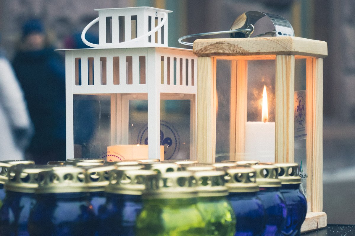 По дороге они поздравляли прохожих и делились светом от огня Мира из Вифлеема