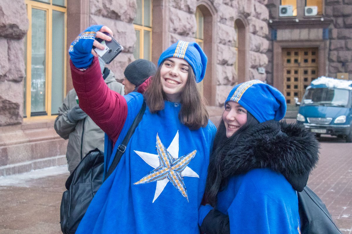 Ребята обнимались и фотографировались