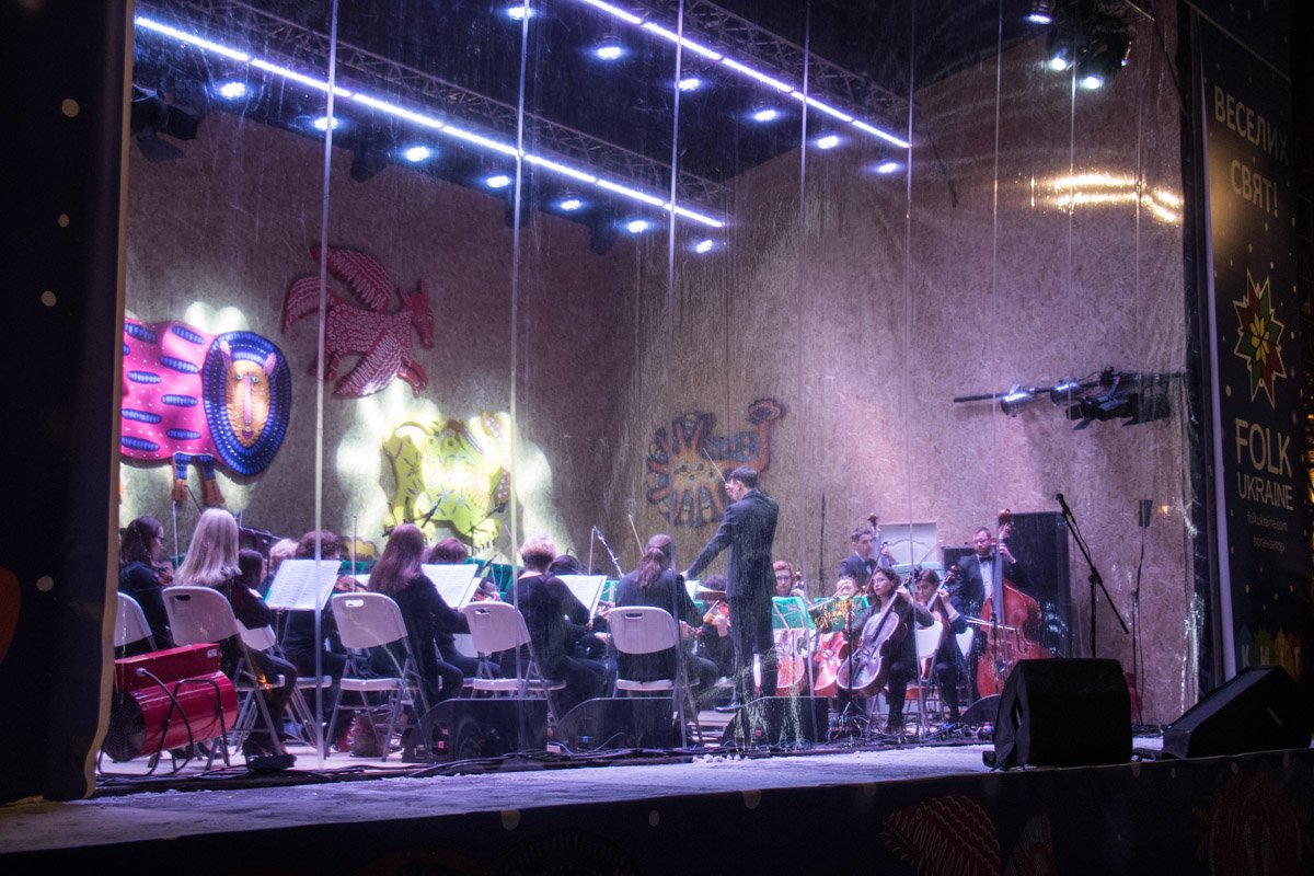 На сцене выступал виртуозный оркестр