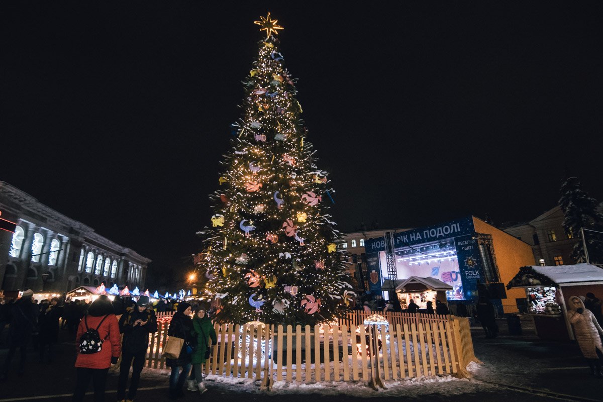 Все веселились, грелись глинтвейном и радовались, особенно, когда новогоднее дерево засияло
