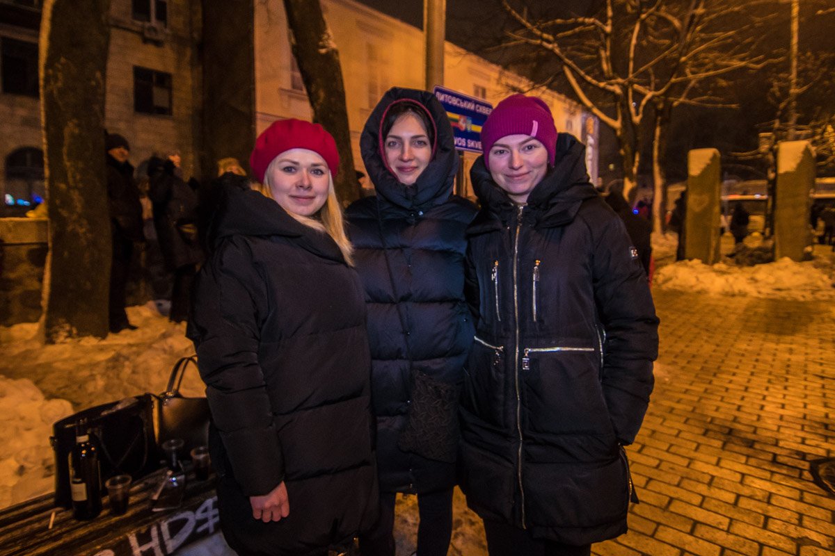 Улыбки людей осветили площадь ярче елочных огней 