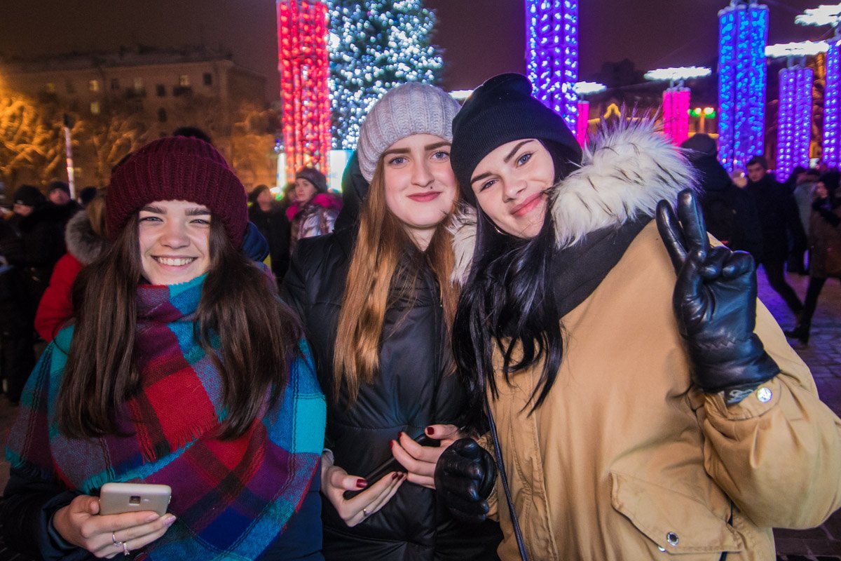 Гуляют на главной площади страны и дарят свой позитив