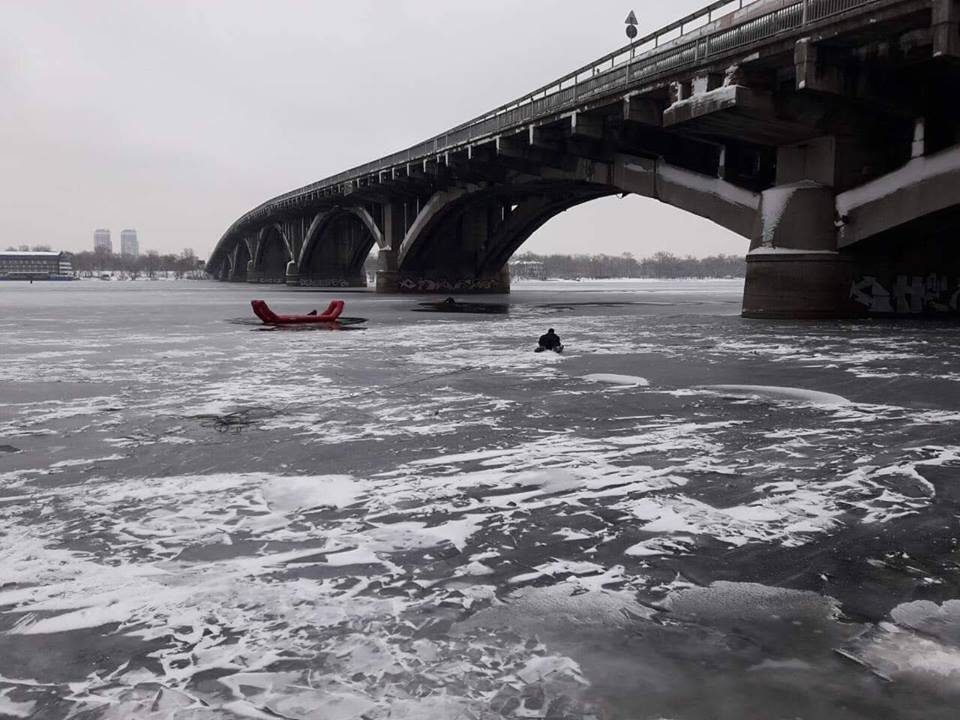 В четверг, 20 декабря, в Киеве с моста Метро в Днепр упал мужчина
