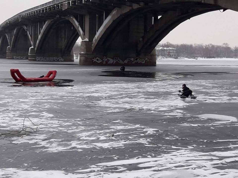  Ему на помощь отправили катер с водолазами