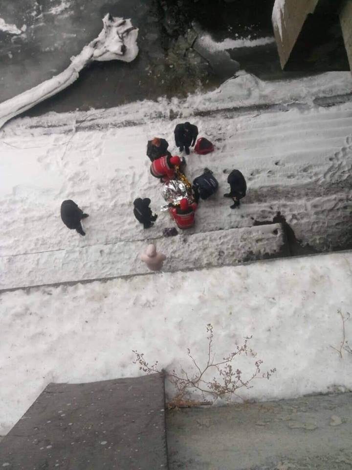 Спасателям удалось пробиться через лед к потерпевшему и вытащить его из воды живым 