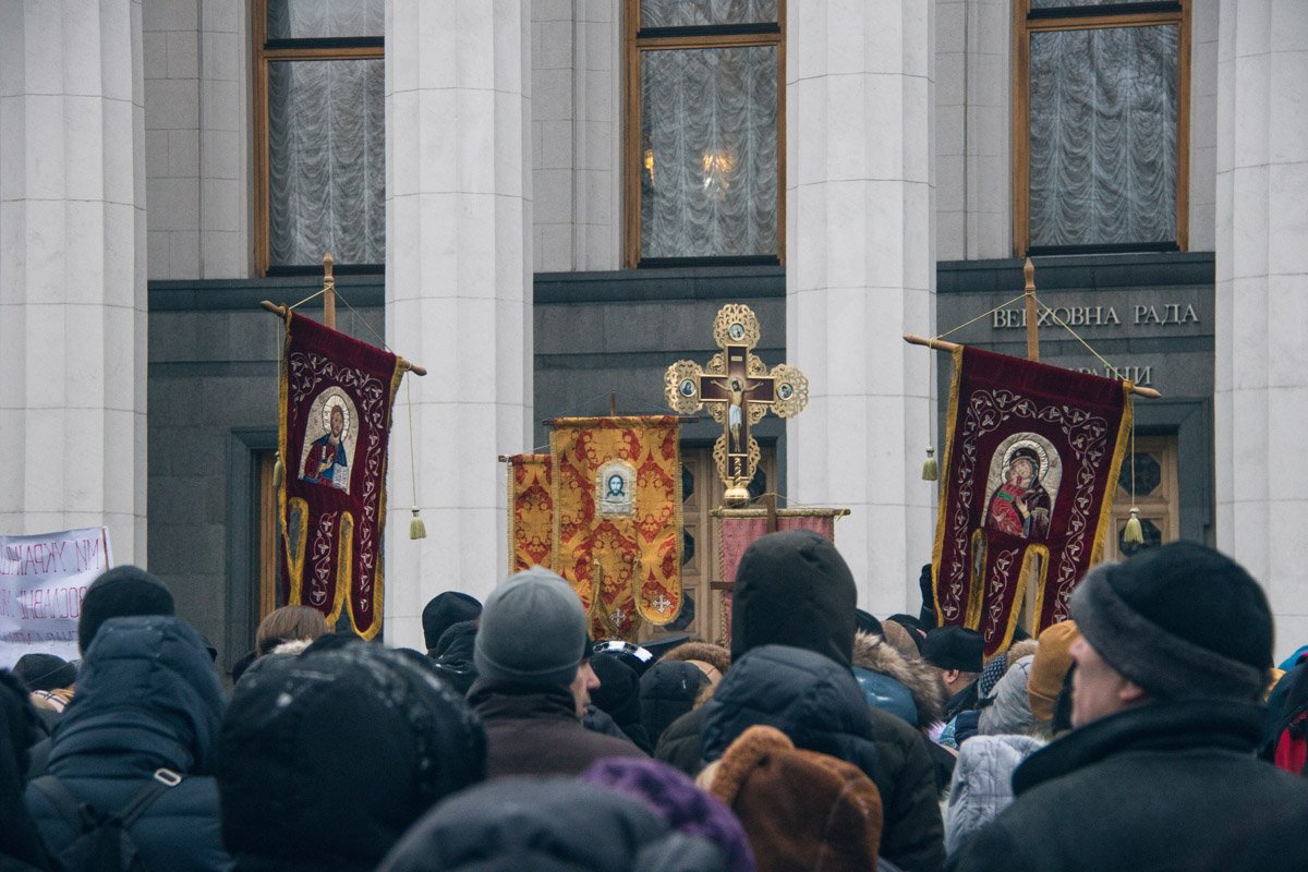 Под Верховной Радой собрались православные прихожане и священники 