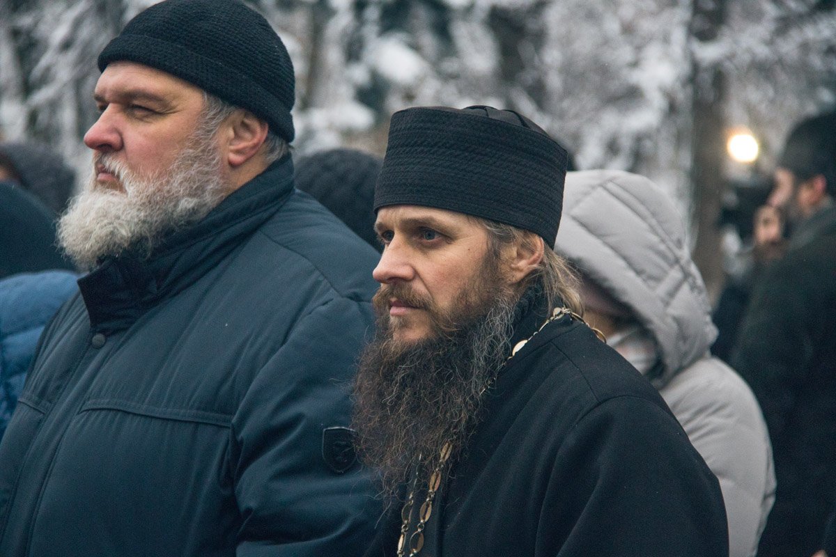 Среди митингующих было много священников