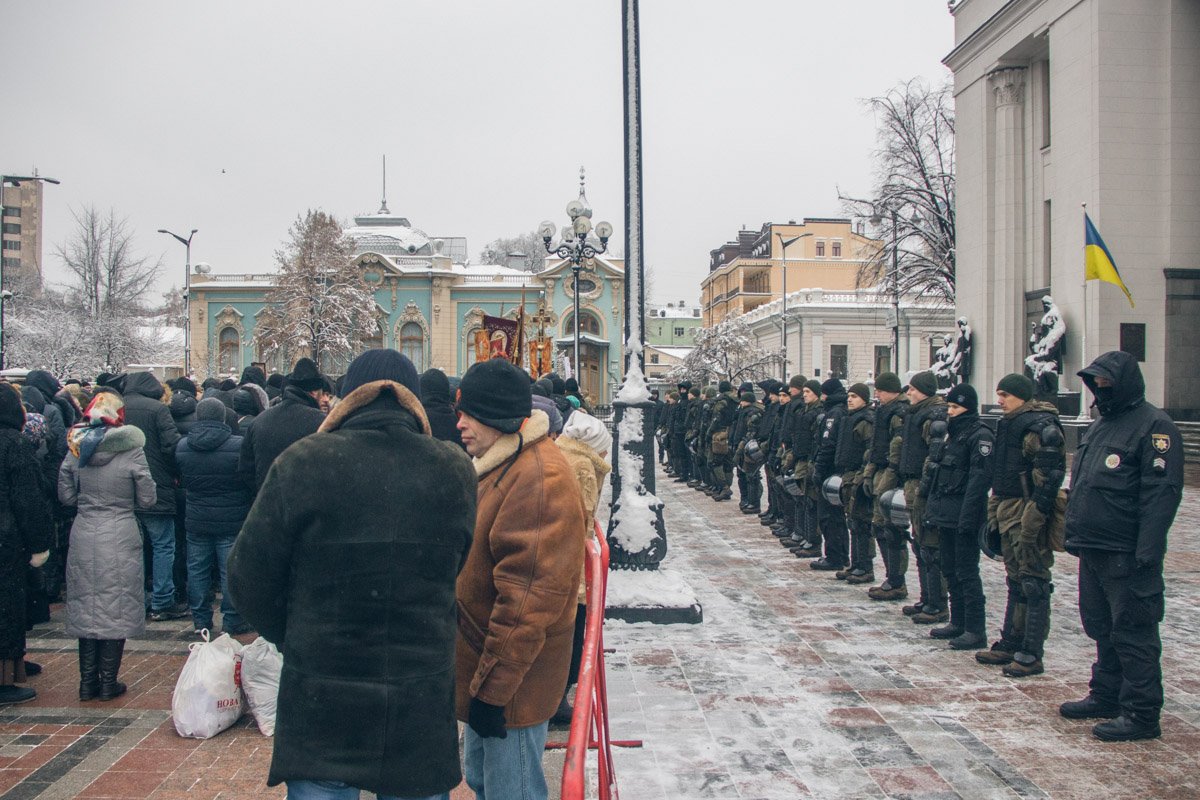 Парламент охраняли бойцы Нацгвардии и полиция 