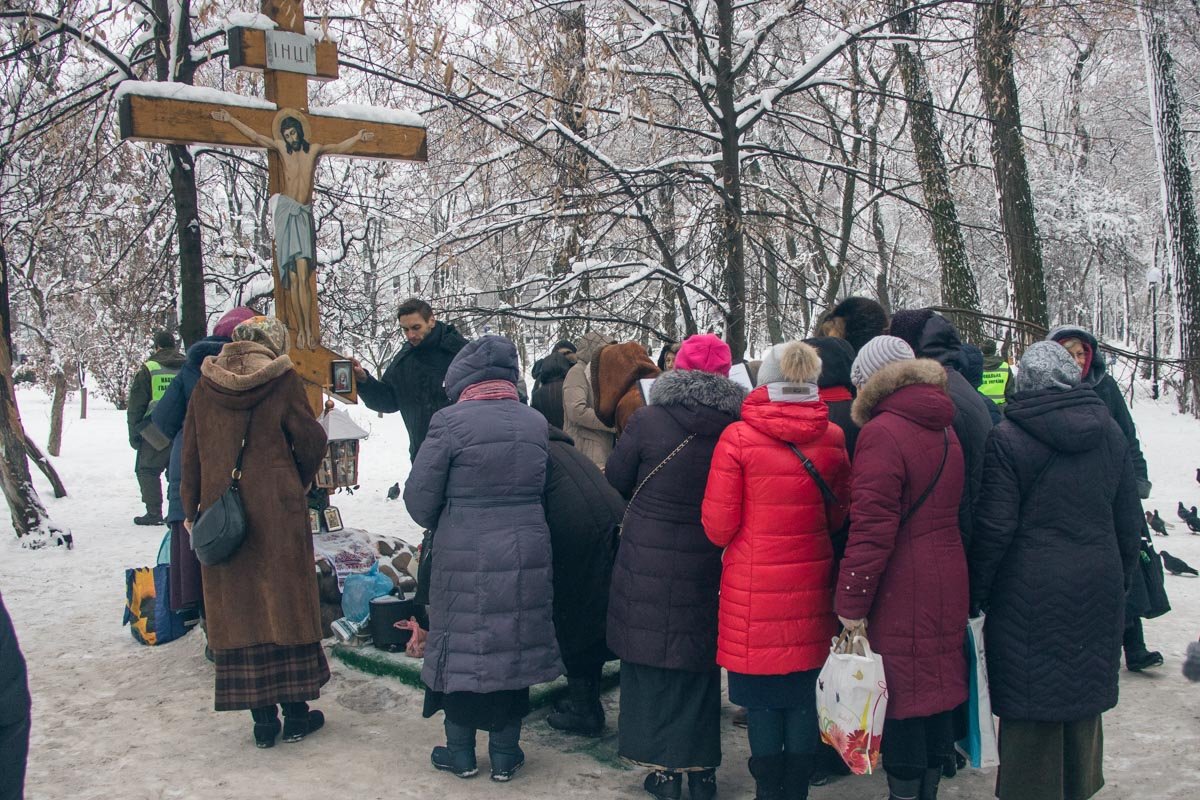 В Мариинском парке прихожане молились иконам