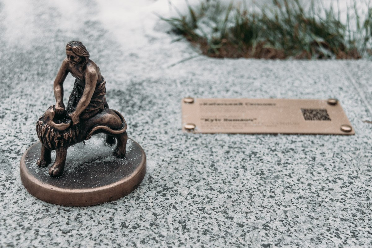 В Киеве появилась 12-я фигурка из проекта Шукай