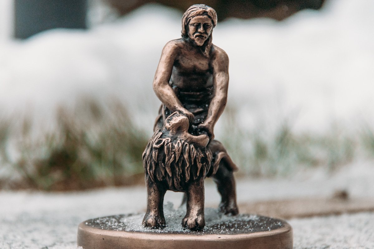 На ней изображен Самсон, разрывающий пасть льву