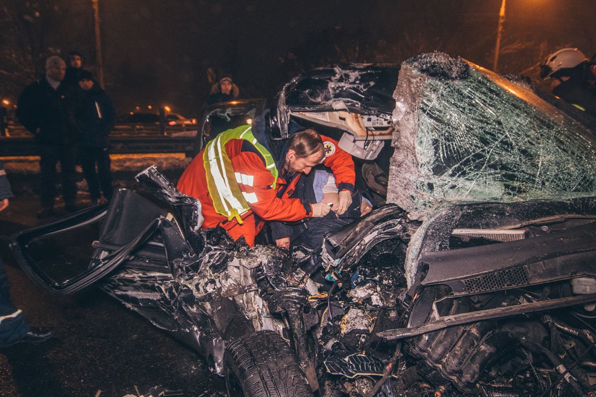 Легковая машина получила сильные повреждения, а женщину-пассажира зажало в салоне