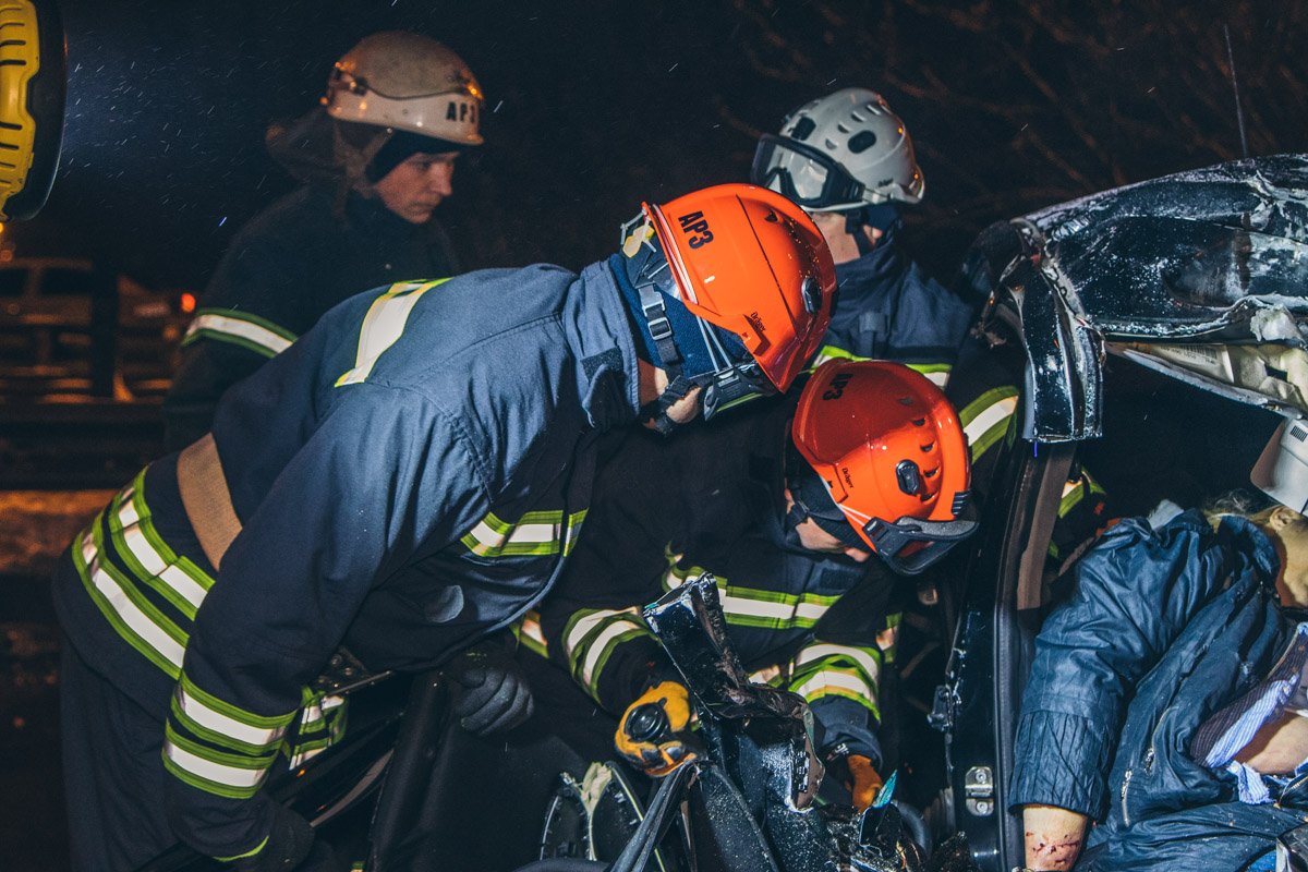 На место прибыли спасатели, чтобы вырезать пострадавшую из покореженного автомобиля и передать медикам