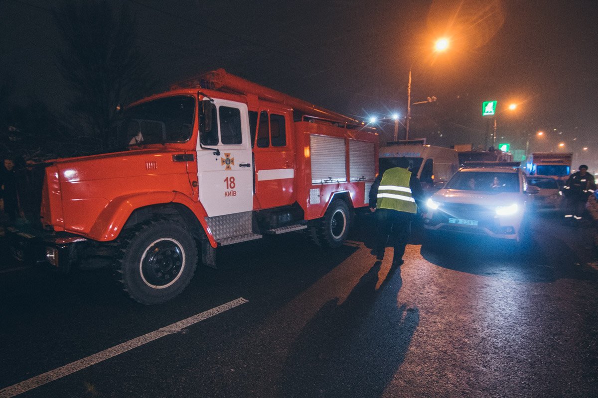 С травмами грудной клетки и головы его госпитализировали в больницу в сопровождении с полицией