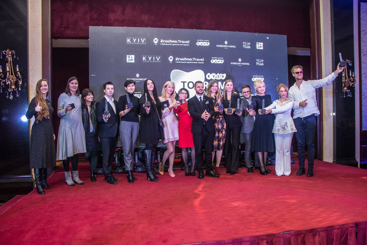 15 туристических компаний-победителей в конце мероприятия сделали фото на память 15 туристических компаний-победителей в конце мероприятия сделали фото на память