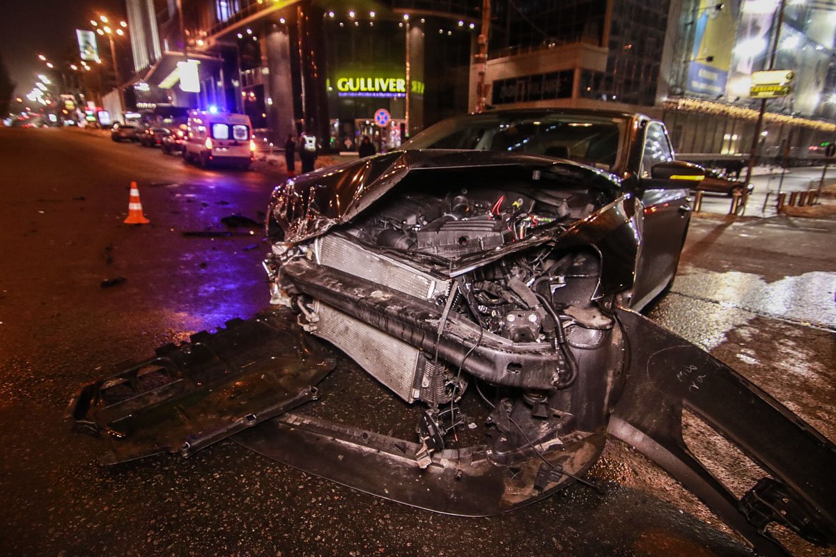В Печерском районе Киева на перекрестке улиц Бассейной и Эспланадной произошло ДТП В Печерском районе Киева на перекрестке улиц Бассейной и Эспланадной произошло ДТП