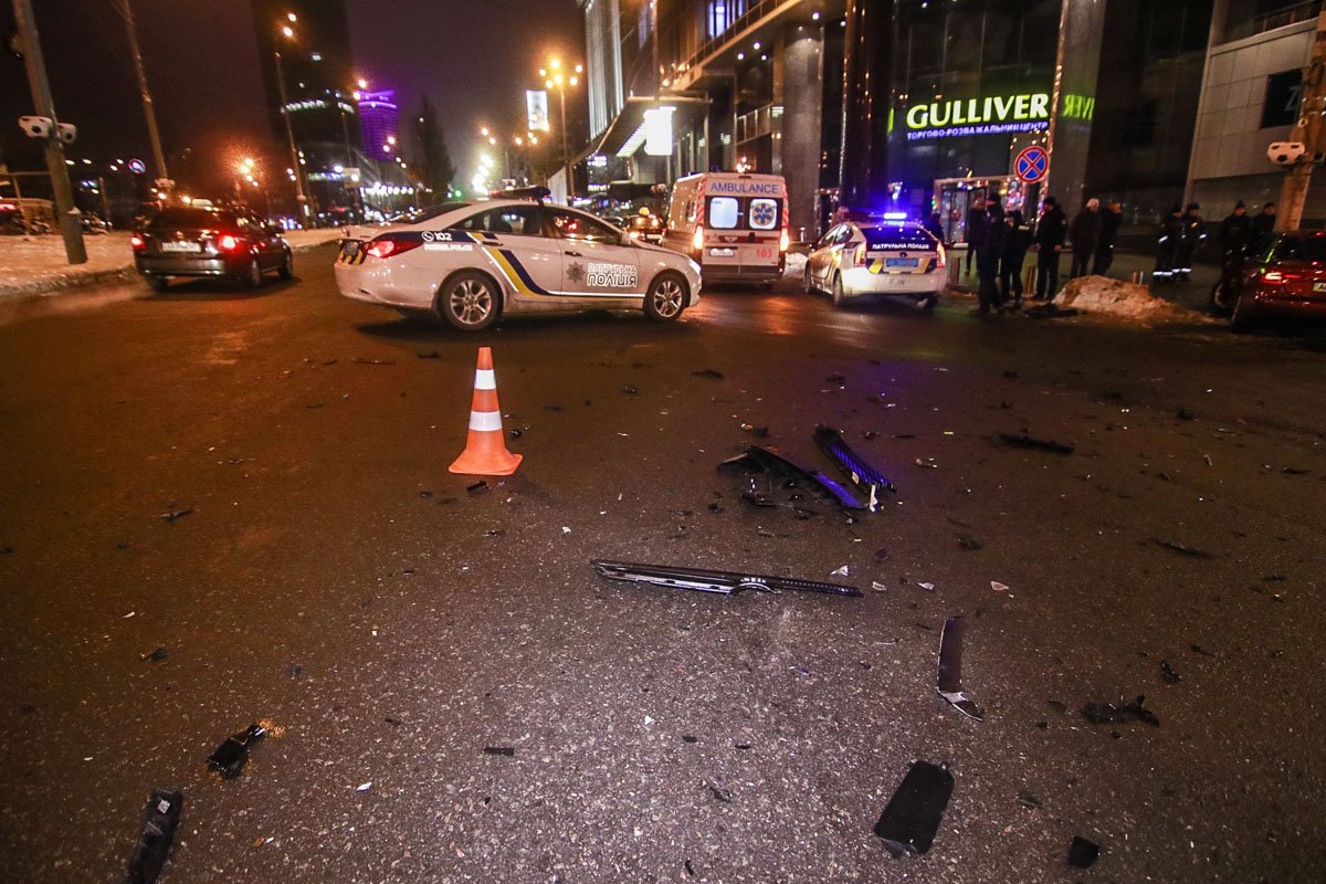 Столкнулась Audi A4 и Volkswagen Passat Столкнулась Audi A4 и Volkswagen Passat