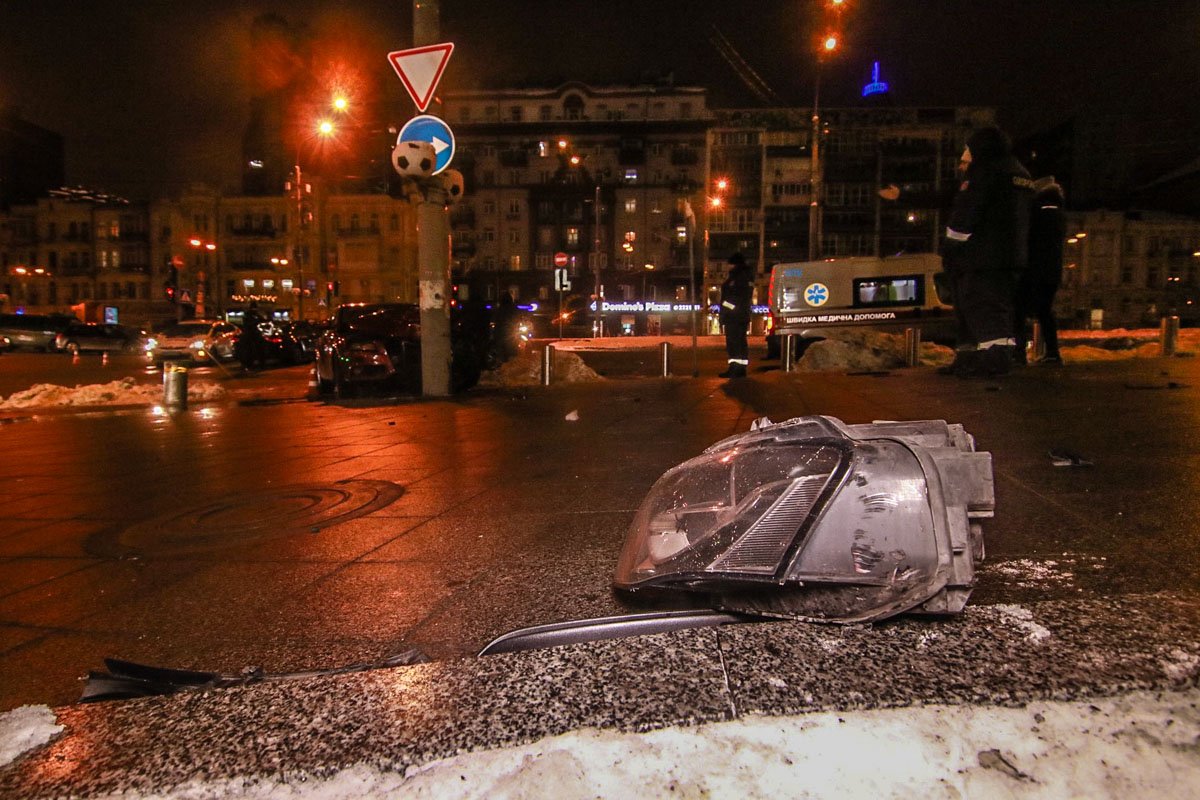 По словам полиции, оба водителя утверждают, что ехали на зеленый сигнал светофора По словам полиции, оба водителя утверждают, что ехали на зеленый сигнал светофора