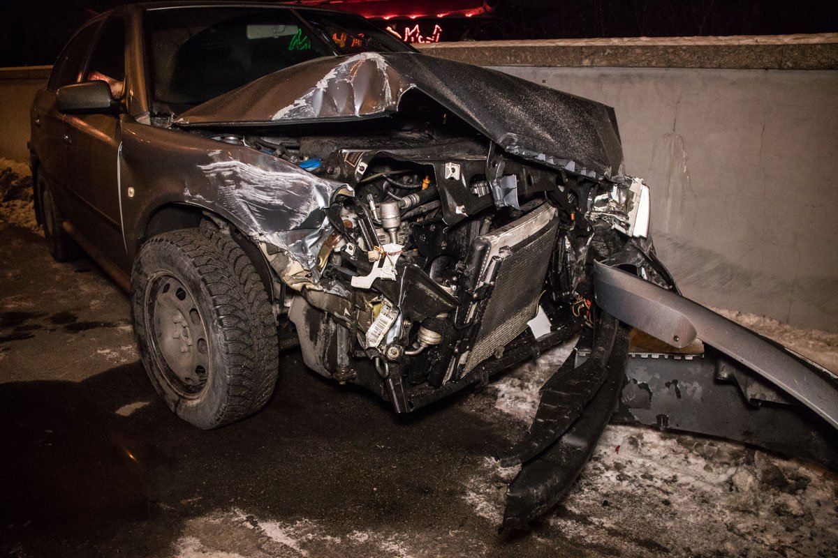 Автомобиль Skoda Octavia вылетел с дороги на тротуар