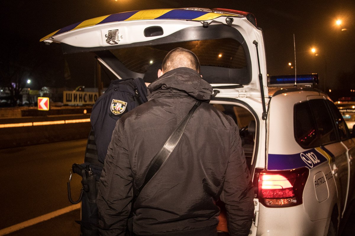 Парню предложили пройти тест на наличие алкоголя в крови