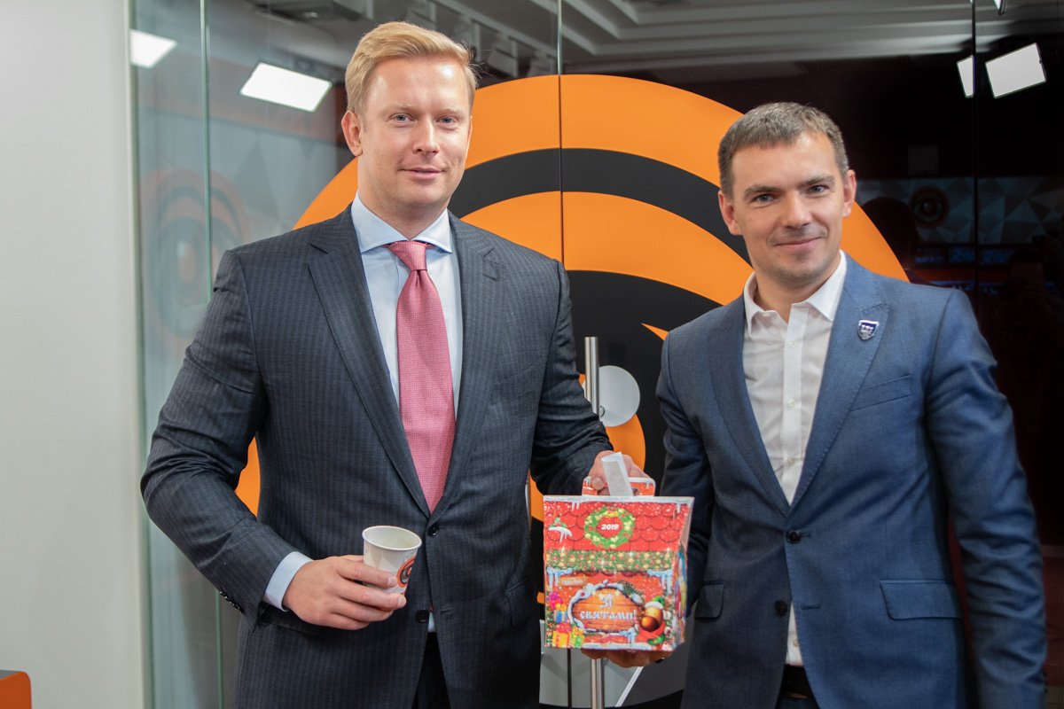 Максим Гончар привез с собой в качестве примера новогодний набор сладостей, один из многих доступных по всей Украине Максим Гончар привез с собой в качестве примера новогодний набор сладостей, один из многих доступных по всей Украине