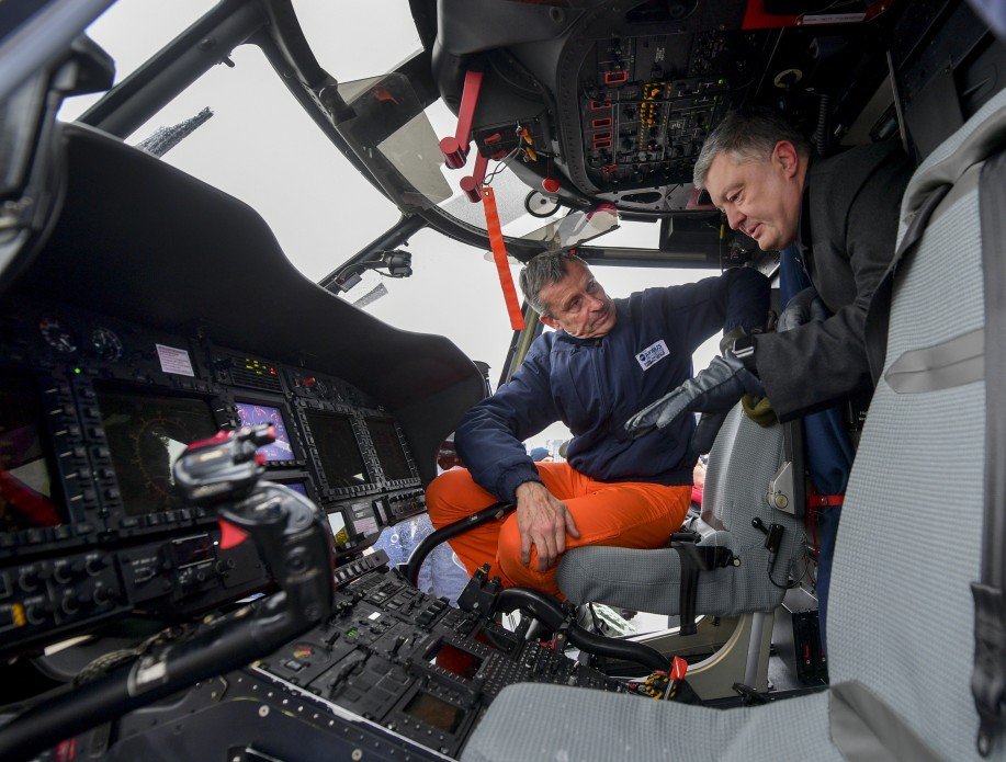 На передаче винтокрылых присутствовал президент Украины