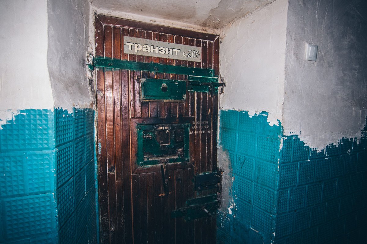 Не лучшим образом выглядят и двери камер