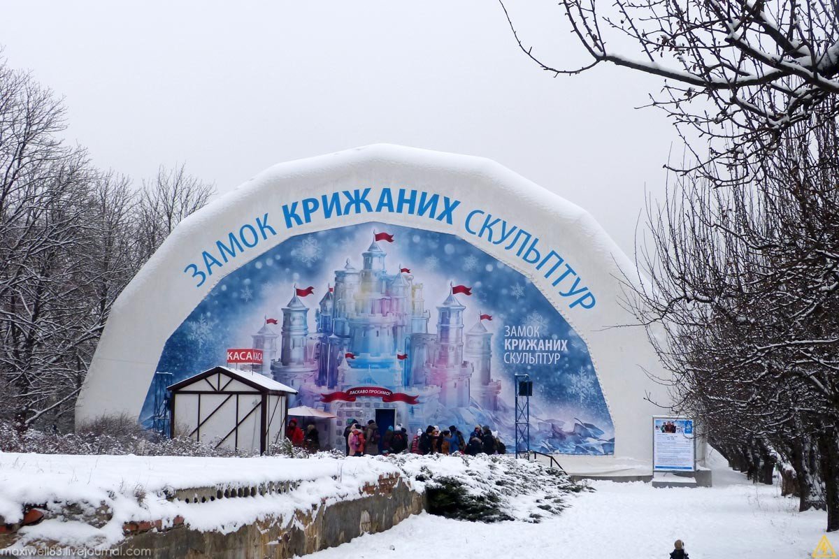 Замок ледяных скульптур уже готов встречать гостей