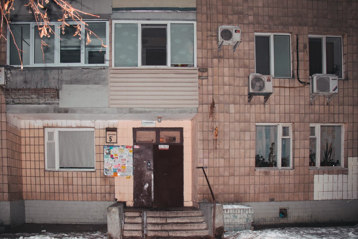 Тело лежало на лестничной клетке между шестым и седьмым этажами Тело лежало на лестничной клетке между шестым и седьмым этажами