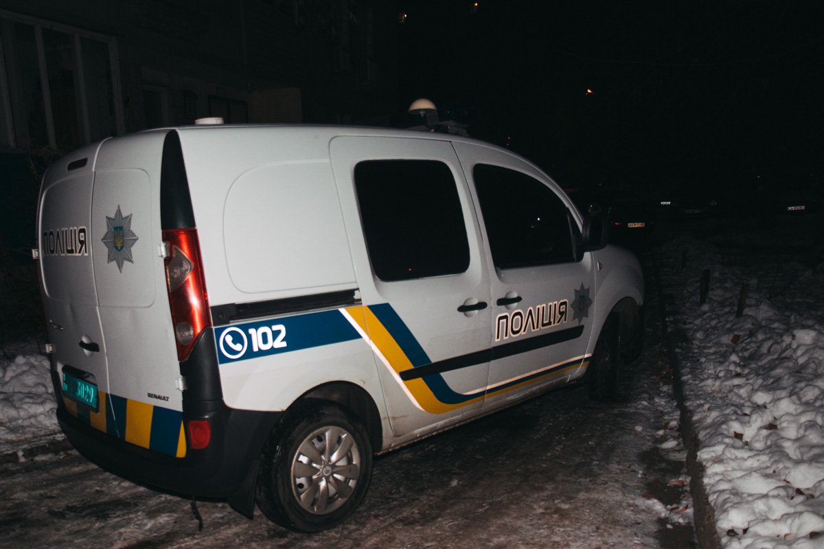 При умершем были обнаружены документы удостоверяющие личность и мобильный телефон, а рядом с ним лежали несколько шприцов При умершем были обнаружены документы удостоверяющие личность и мобильный телефон, а рядом с ним лежали несколько шприцов