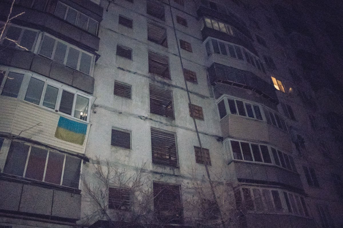 Спасатели подают рукав на 16 этаж Спасатели подают рукав на 16 этаж