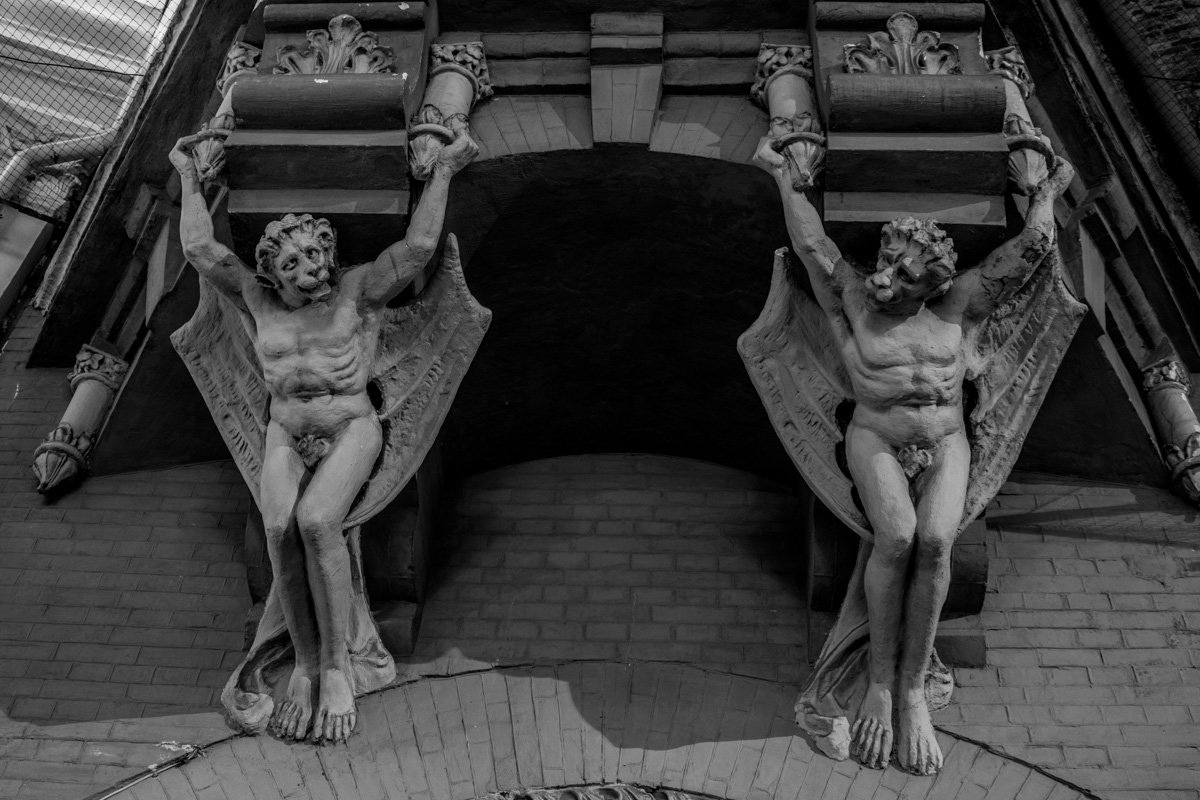 Те, кто устали от новогодней суеты, можно сходить на увлекательную экскурсию по Киеву