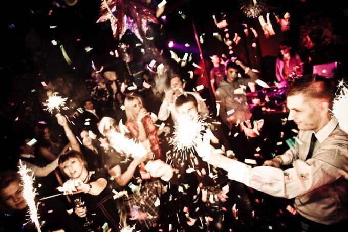 Надевайте самый красивый наряд и отправляйтесь на шумную вечеринку Надевайте самый красивый наряд и отправляйтесь на шумную вечеринку