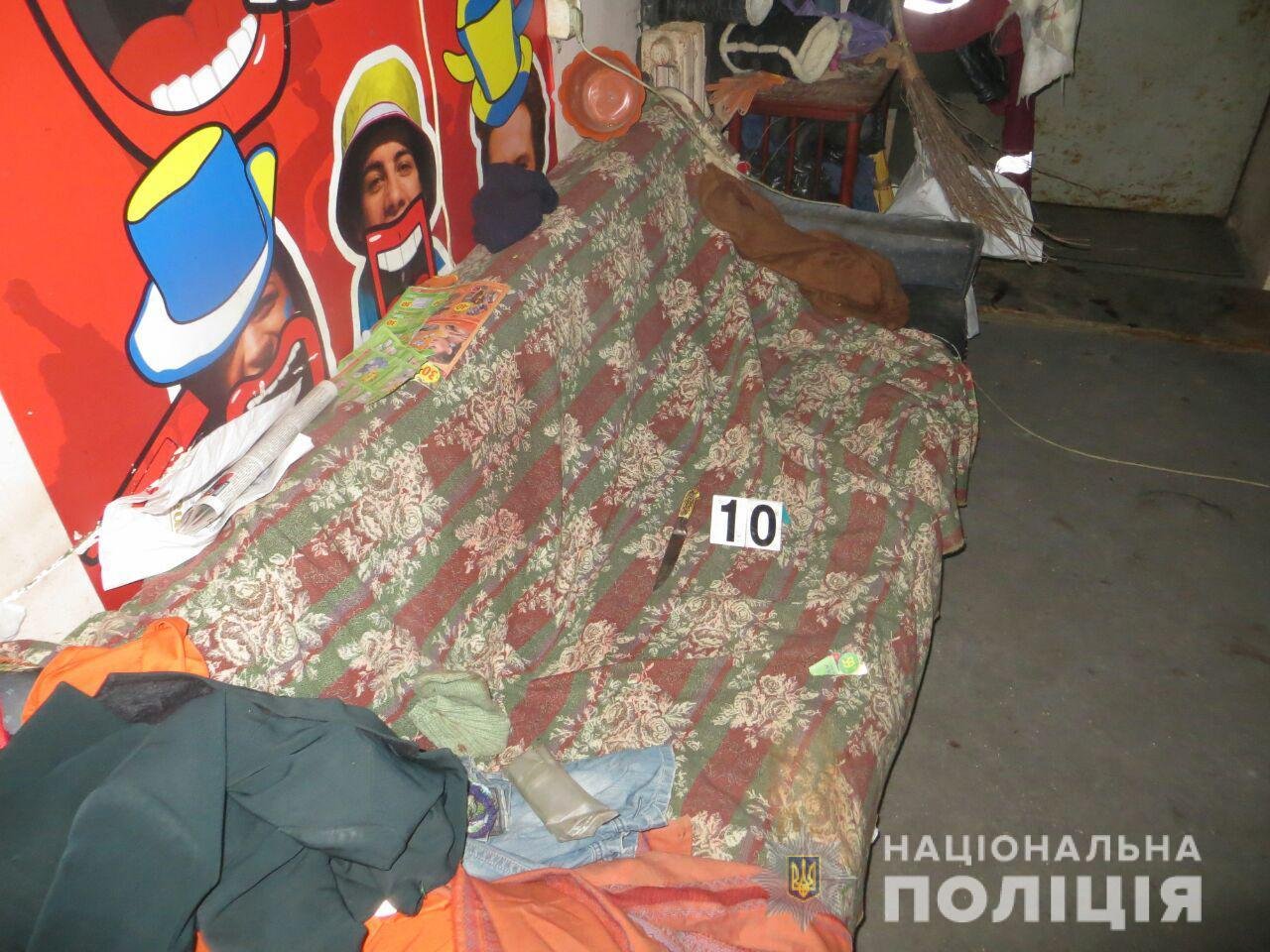 В Киеве на Печерске мужчина избил свою знакомую и проткнул ей грудную клетку ножом В Киеве на Печерске мужчина избил свою знакомую и проткнул ей грудную клетку ножом