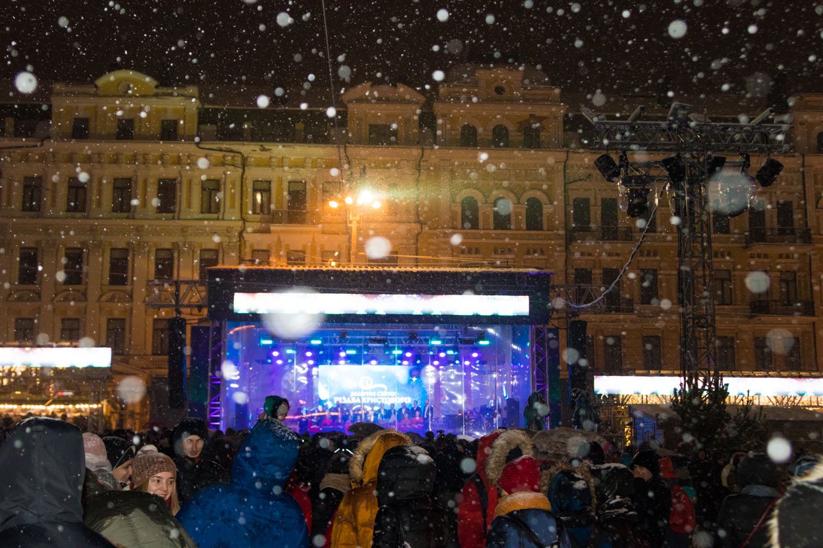 В канун Рождества на Софийской площади организовали праздничный концерт