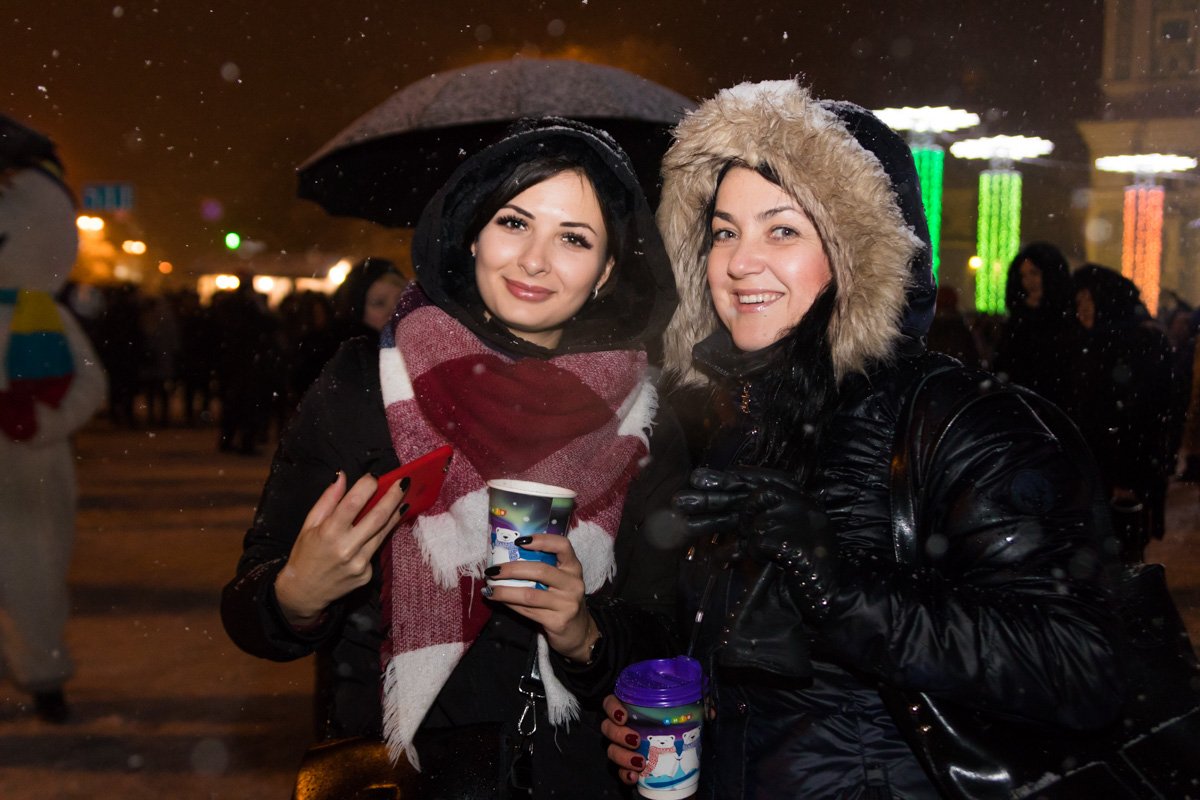 Улыбки и кофе согревают