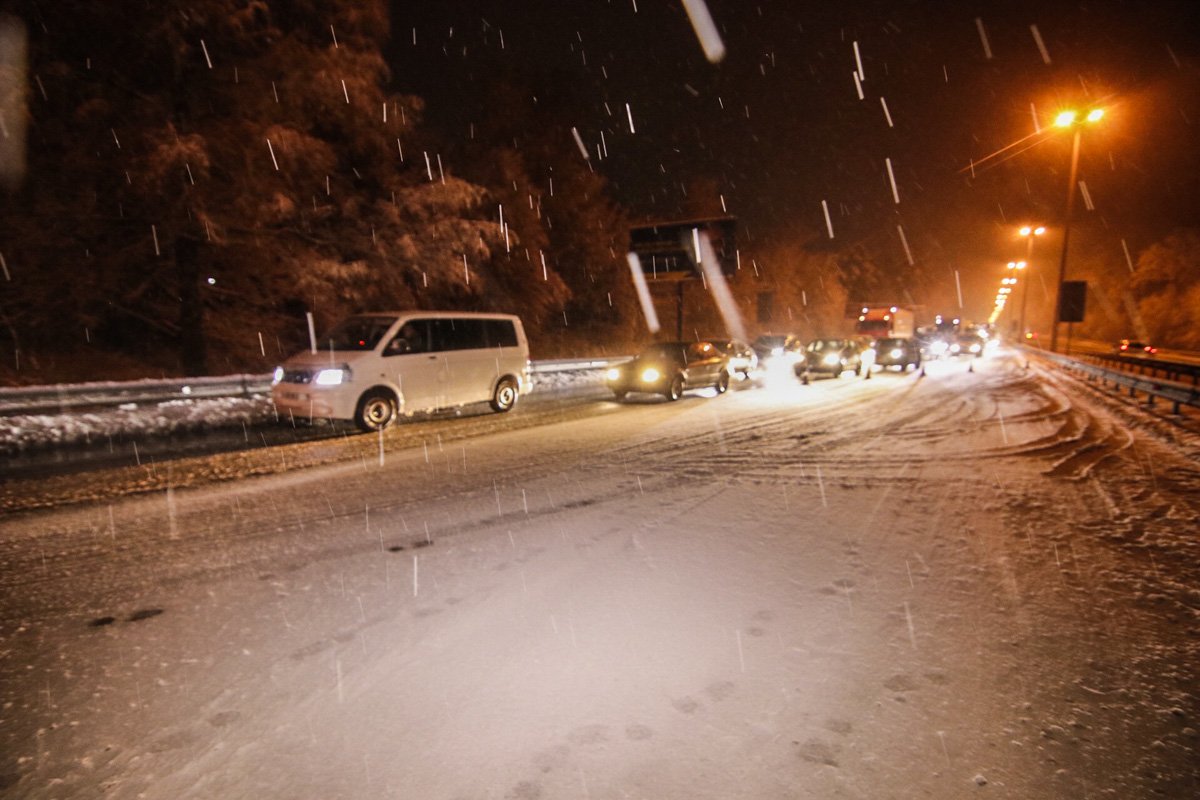 Из-за аварии образовалась пробка Из-за аварии образовалась пробка